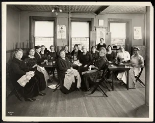 Ein Nähkreis von Frauen bei der Amelia Relief Society, 115 East 101st Street, East Harlem, New York, 1920 (Silbergelatineabzug)